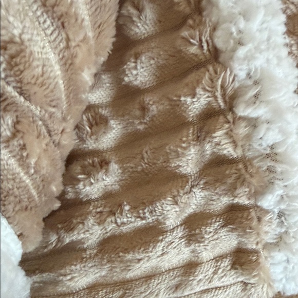 Tan and Cream Flannel Sherpa Throw - Picture 2 of 4